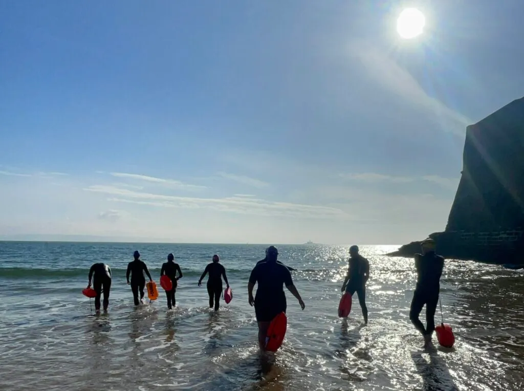 Nadadores do clube a entrar no mar